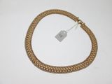 gros plan d'un bracelet en chaîne en or sur une surface blanche