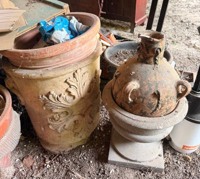 de nombreux pots posés à même le sol, les uns à côté des autres