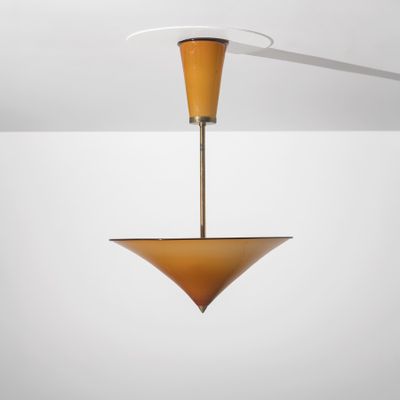 gros plan d'un luminaire suspendu au plafond