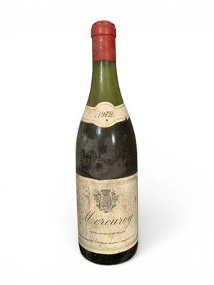 une bouteille de vin posée sur une table