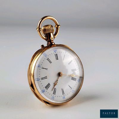 une montre de poche en or avec des chiffres romains sur le cadran