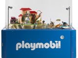 Le Playmobil se trouve dans une vitrine où est exposée une maison de poupées