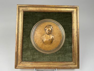 une image représentant un tableau d'une femme, dans un cadre doré