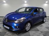 une voiture bleue est garée sur le sol à carreaux d'un garage