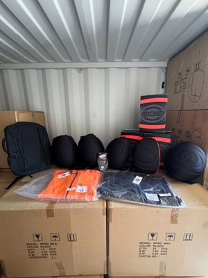 de nombreux sacs de bagages à l'arrière d'un camion de déménagement