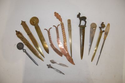 a lot of different types of knives on the table