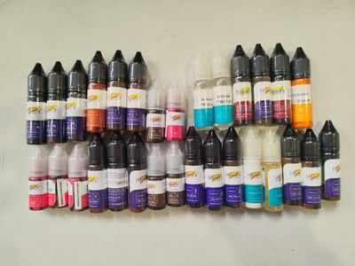 un gros plan sur un lot de bouteilles remplies de liquide posées sur une table
