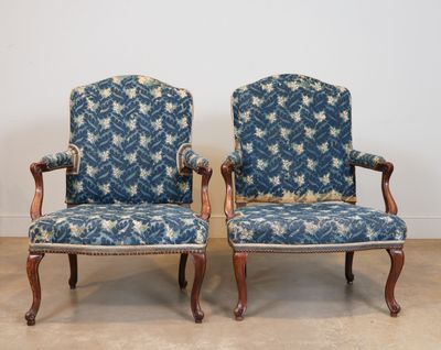 Paire de larges fauteuils à dossiers plats, les pieds et les bras camb - Photo 1