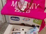 un sac rose posé sur une boîte de brosses à dents