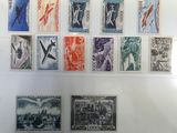 beaucoup de timbres accrochés au mur d'une pièce