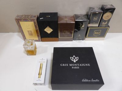un assortiment de parfums et de flacons de parfum posés sur une table
