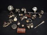 de nombreux objets anciens posés sur une table
