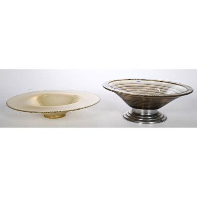 une paire de bols en verre et une assiette posés sur un présentoir