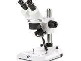 un gros plan d'un microscope sur fond blanc