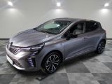 la voiture argentée est garée sur le sol à carreaux d'une pièce