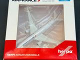 une boîte contenant un modèle réduit d'avion, posée sur une table