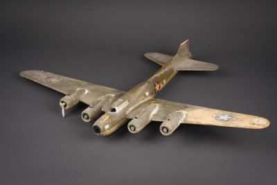 Maquette de bombardier USAAF. En bois, cockpit cassé, ainsi …