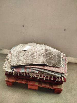 une pile de couvertures posée sur une palette