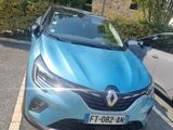 Deux voitures sont garées l'une à côté de l'autre sur un parking.