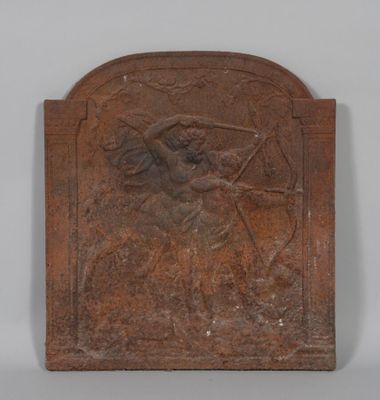 une vieille plaque métallique représentant une femme tenant une épée et un oiseau