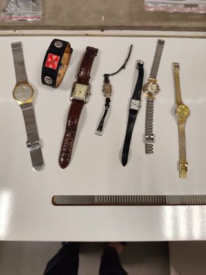 plein de montres et une règle sur la table
