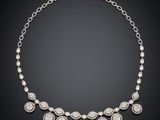 un collier en diamants et or blanc, signé Van Cleef