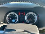 un gros plan du tableau de bord d'une voiture, avec un compteur de vitesse et des jauges