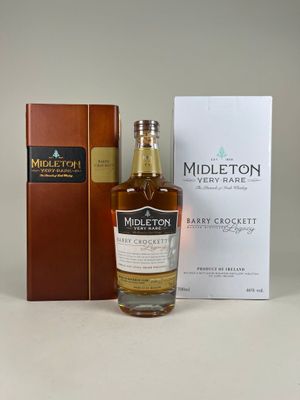 la bouteille et la boîte se trouvent à côté de la boîte de whisky