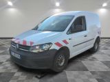 la camionnette blanche est garée sur le sol en damier d'une pièce