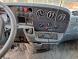 le tableau de bord d'un camion, avec un volant et des jauges