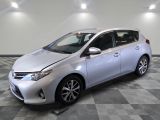 la toyota corolla est garée sur un carrelage à carreaux