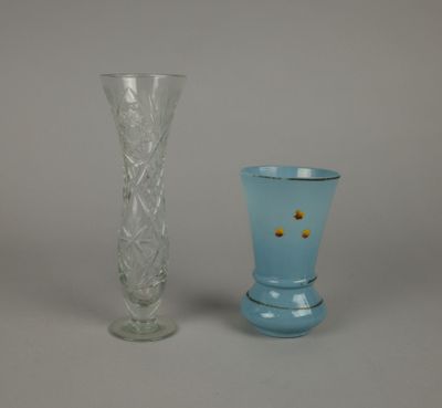 deux vases posés l'un à côté de l'autre sur une table