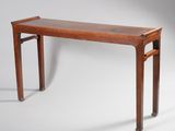 une console en bois à deux pieds et dotée d'un plateau en bois