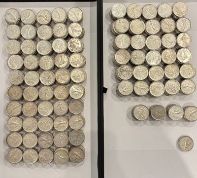 deux vitrines remplies de pièces d'argent posées sur un support blanc