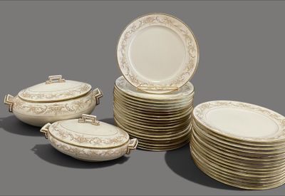 beaucoup d'assiettes empilées les unes sur les autres sur la table