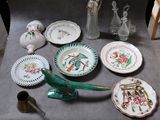 une table sur laquelle sont disposés de nombreux plats et vases différents