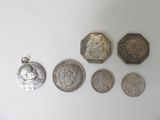 plusieurs pièces de monnaie sont disposées en ligne sur une surface blanche