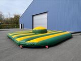une grande structure gonflable dans un parking