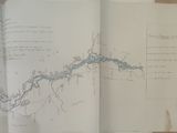 une carte d'une rivière dans un livre posé sur une table