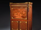 un cabinet d’une grande finesse, orné de motifs inhabituels, dans le style de Louis II