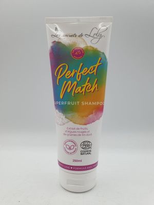 un tube de shampoing « Perfect Match Deep Fruit » sur fond blanc