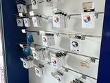 une présentation d'appareils électroniques accrochés au mur d'un magasin