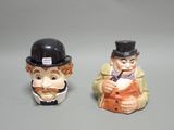 deux figurines représentant un homme et une femme portant un chapeau et un frac