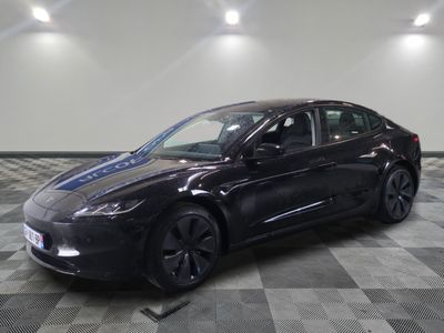 une photo d'une Tesla Model S noire dans un showroom