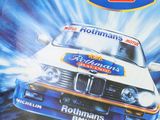 L'affiche d'une course de rallye est accrochée au mur.