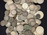 une pile de vieilles pièces sur fond noir