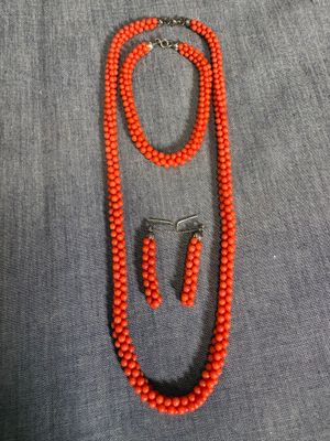 un ensemble composé d'un collier et de boucles d'oreilles en perles de corail