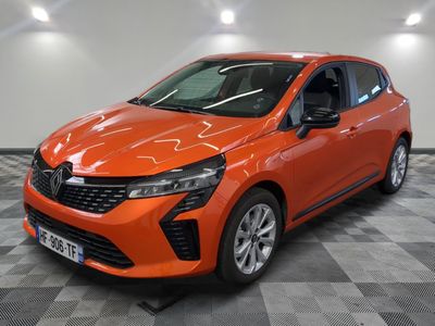 une voiture orange vif garée dans un showroom