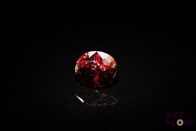 gros plan d'un diamant rouge sur une surface noire