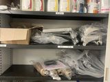 de nombreux objets sur les étagères de la pièce